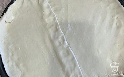 Выложить в форму для выпечки, растянуть руками.