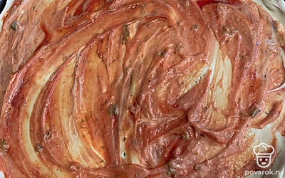 Намазать смесью кетчупа и майонеза.