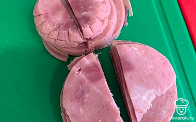 Порезать тонкими кусочками ветчину.