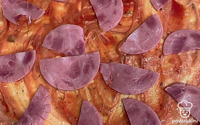 Выложить ветчину на тесто.