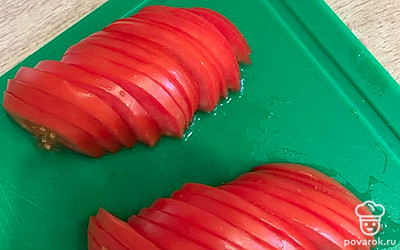 Помидоры порезать тонкими кусочками.