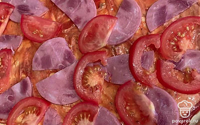 Выложить помидоры на пиццу.