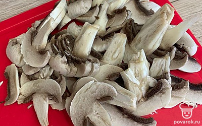 Порезать грибы тонкими кусочками.