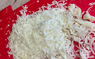 Натереть сыр на тёрке.