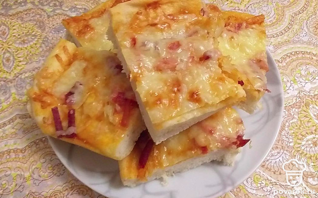 Пицца «Домашняя» с колбасой, луком и сыром — Рецепт с фото