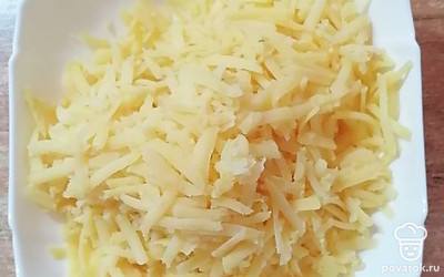 Натрите картофель на крупной терке.