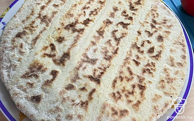 Приготовить основу для пиццы.