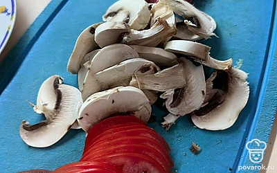 Нарежьте продукты.