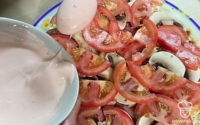 Сверху залейте соусом.