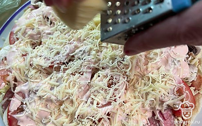 Натрите сыр и уберите пиццу в микроволновку.