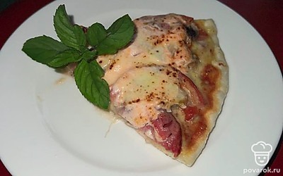 Перед подачей отрежьте кусочек и выложите на отдельную тарелку. Украсьте листиком мяты. Приятного аппетита!