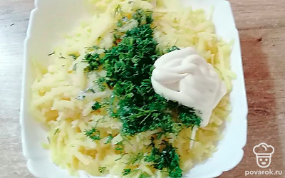 Приправьте майонезом. Хорошо перемешайте все ингредиенты.