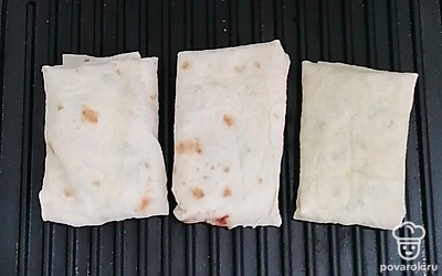 Сверните каждый кусочек в прямоугольник. Обжарьте на гриле до слегка золотистого цвета.