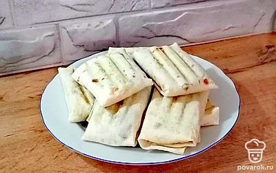 Подавайте закуску к столу теплой. Внимание: майонез добавляйте не больше 3 столовых ложек, чтобы лист лаваша был слегка хрустящим. 