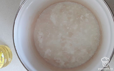 Берем кефир, кладём туда соль и сахар, дрожжи и оставляем на пару минут.