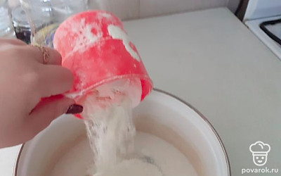 Затем добавляем муку и замешиваем тесто.