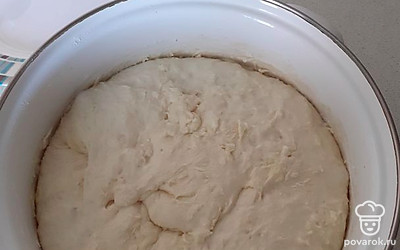 Затем добавляем 3 ст. ложки подсолнечного масла, еще раз замешиваем и оставляем на полчаса в теплом месте. 