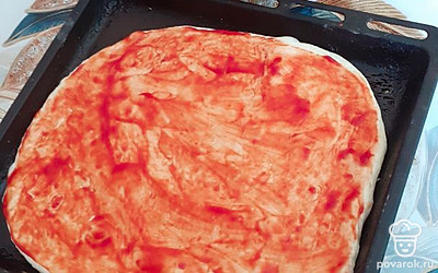 Этого теста мне хватило на 2 сковородки. Расстилаем и смазываем кетчупом. 