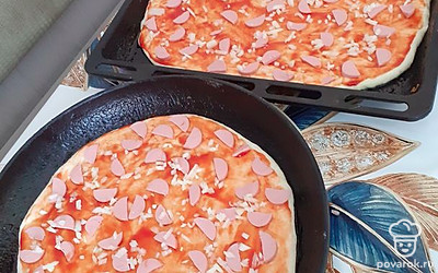 Выкладываем нарезанные сосиски и сверху тонко нарезанный лук. 