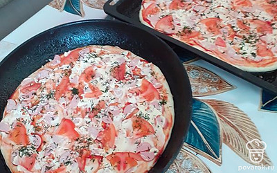 Сверху смазываем тонким слоем майонеза. Затем туда нарезанные помидоры и укроп. И отправляем в духовку. Надо отметить,что при 200 градусах готовится за 15-20 минут.