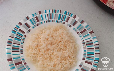 Пока пицца готовится, на мелкой терке натираем сыр.