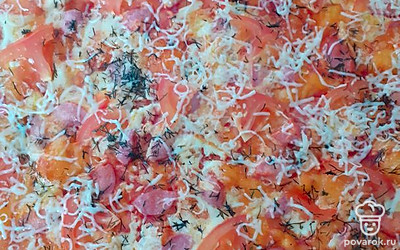 Когда пицца приготовится, вынимаем и посыпаем тертым сыром 