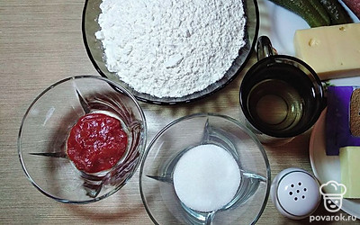 Подготовим все ингредиенты. Подогреваем воду. Растопим и остудим сливочное масло.