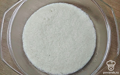 В миску добавляем теплую воду, сахар, соль, дрожжи, накрываем и ставим на 15 минут в тёплое место для активации дрожжей (появится пенка).
