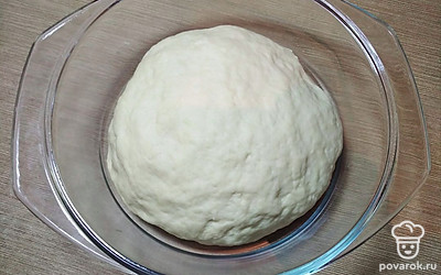 Добавляем яйцо, растопленное сливочное масло, муку и замешиваем тесто. Накрываем и дадим отдохнуть 15 минут. 