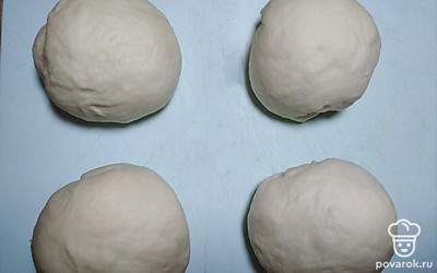 Из теста формируем шарики весом 75-80 г.
