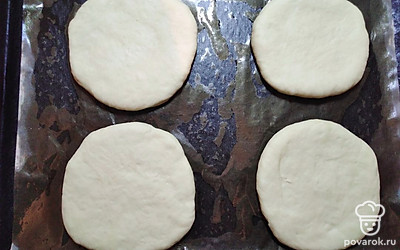 Раскатываем лепёшки диаметром 10-12 см. Выкладываем на противень, застеленный пергаментом.