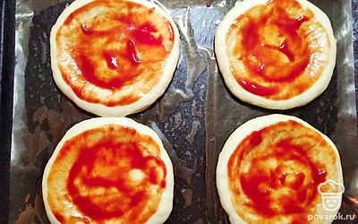 Смазываем томатным соусом.