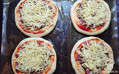 Выкладываем начинку: нарезанные огурцы, колбасу и посыпаем сыром.