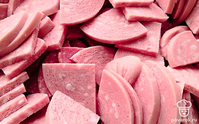 Колбасу нарезать небольшими кусочками.