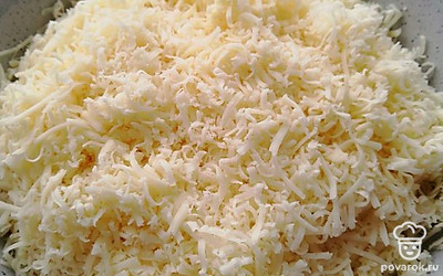 Сыр натереть на мелкой тёрке. 
