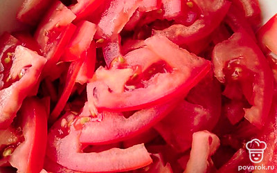 Помидоры нарезать тонкими ломтиками.