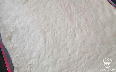 Тесто раскатать толщиной примерно 4-5 мм по размеру вашего противня (у меня 30х40). Если используется коврик для выпечки, то его можно не смазывать маслом. 