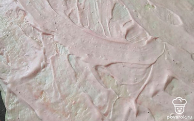 Смешать майонез и кетчуп, выложить на тесто получившийся соус.