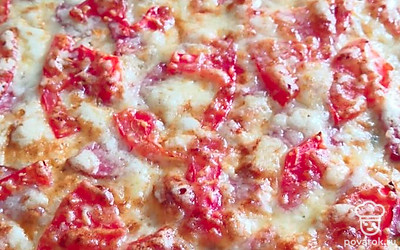 Самая простая и очень вкусная сочная пицца готова!