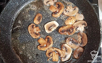 Шампиньоны нарезать пластинками. Обжарить на разогретой сковороде с небольшим количеством растительного масла.