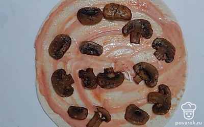 Основу для пиццы (тортилью) смазать соусом из томатной пасты и сметаны., выложить грибы.