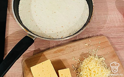 Тонкая лепешка 1 штука, уложить ее на сковородку. Натереть сыр на мелкой тёрке.
