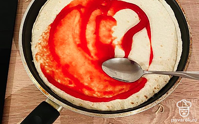 Смазать основу кетчупом. При желании приправить специями.