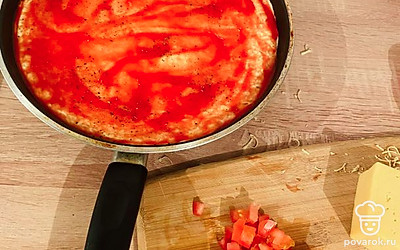 Выложить нарезанные кубиком помидоры.