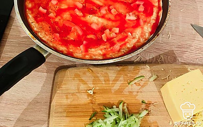 Огурец натереть на крупной терке, выложить.