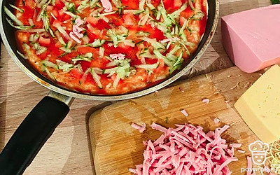 Колбасу натереть на крупной терке, выложить.