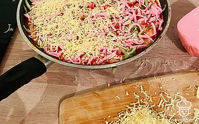 Сверху выложить сыр.