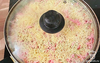 Накрыть крышкой и поставить на 5 минут на слабый огонь. По готовности сыр расплавится. Пицца готова. 