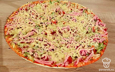 Пицца получается легкая и отлично подходит для закуски и праздничного стола, а также для детского праздника. 