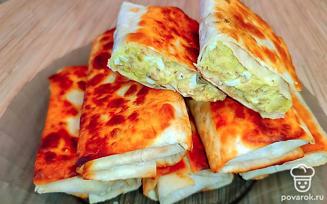 Конвертики из лаваша с рыбной начинкой — Рецепт с фото